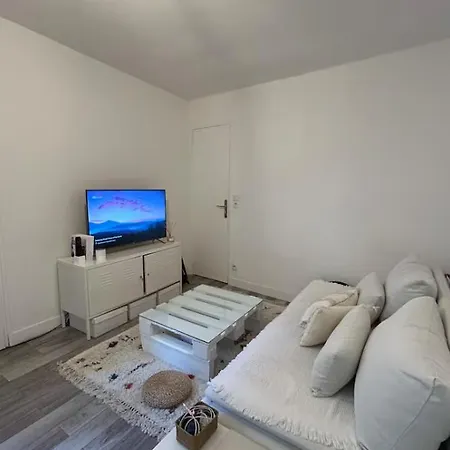 Small Flat In Nine Apartment Paris