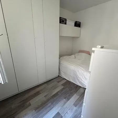 Small Flat In Nine Париж